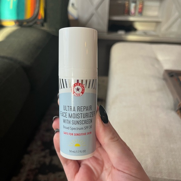 First Aid Beauty - Ultra Repair Moisturizer SPF 30 - Picture 7 of 8